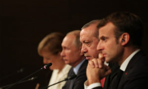 المستشارة الألمانية انجيلا ميركل والرؤساء التركي رجب طيب أردوغان والروسي فلاديمير بوتين والفرنسي إيمانويل ماكرون- 27 من تشرين الأول 2018 (رويترز)