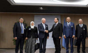 المبعوث الأممي إلى سوريا، ستيفان ديمستورا، مع وفد هيئة التفاوض السورية (رويترز)