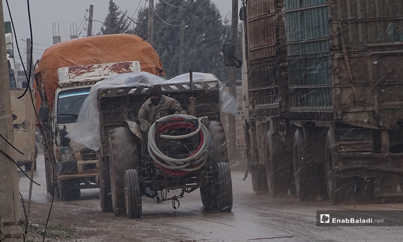 نزوح الأهالي من ريف حلب الغربي إلى ريف حلب الشمالي بالقرب من الحدود السورية التركية - 12 من شباط 2020 (عنب بلدي)