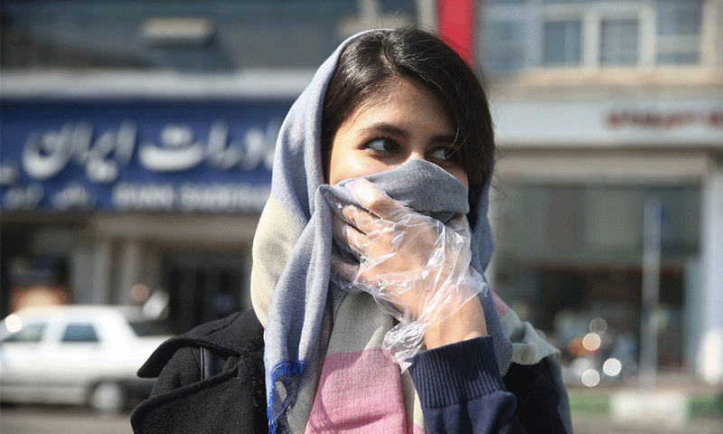 سيدة إيرانية تلتزم بالوقاية من فيروس "كورونا المستجد" 5 من آذار 2020 - (رويترز)