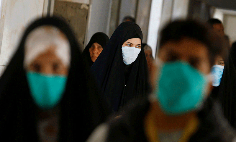 مواطنون عراقيون يلتزمون بالوقاية من فيروس "كورونا" في النجف بالعراق 22 من شباط لعام 2020 - (رويترز)