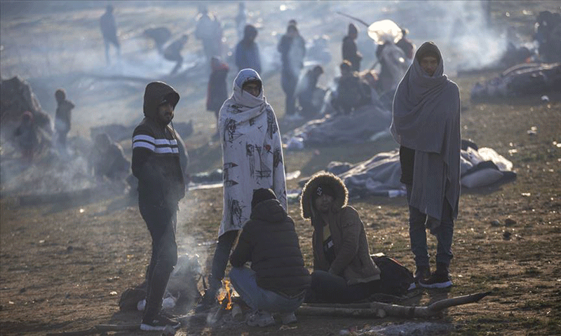 لاجؤون عالقون على الحدود البرية بين تركيا واليونان في 2 من آذار لعام 2020 - (وكالة الأناضول)
