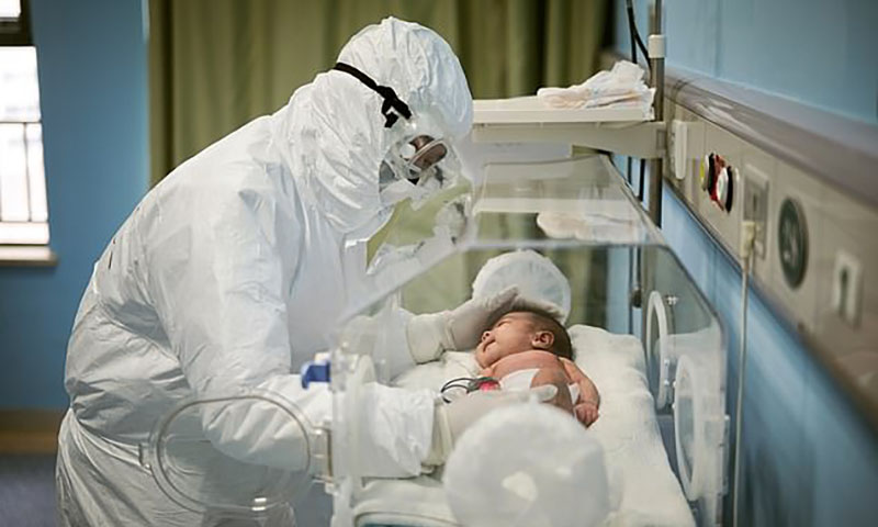 طفل صيني مصاب بالفيروس الذي أصيبت به والدته (رويترز)