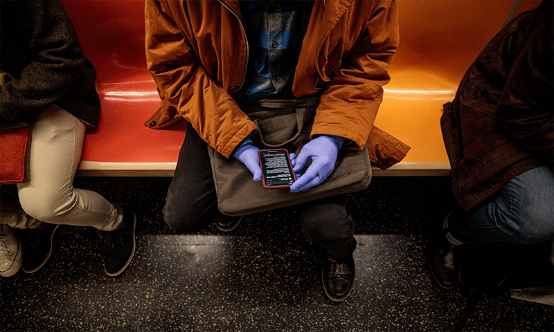 إجراءات الحماية في قطار مترو الأنفاق في نيويورك الأمريكية 13 من آذار 2020 (نيويورك تايمز)
