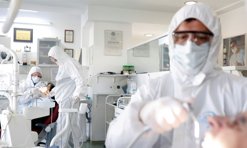 لعيادات في سكوبي تستقبل الحالات كإجراء وقائي ضد الفيروس (رويترز)