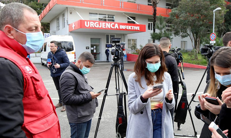 صحفيون ينتظرون خارج مشفى للأمراض المعدية