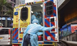 سيارة إسعاف ضمن أعمال معالجة المصابين بفيروس 