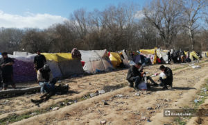 لاجئون سوريون يخيمون على الحدود التركية- اليونانية- 7 آذار 2020 ( عنب بلدي)