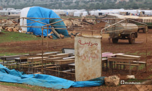 150 طالبًا وطالبة يتلقون تعليمهم داخل خيمة مهترئة في مخيمات  شرقي قرية كفرعروق 