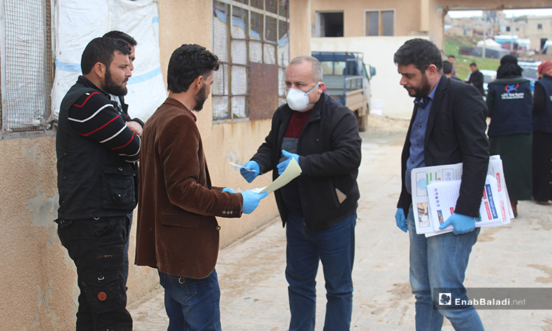 حملة توعية حول فيروس "كورونا المستجد" (كوفيد-19)، أجرتها مديرية الصحة في محافظة إدلب شمالي سوريا، بأماكن تواجد النازحين- 19 من آذار (عنب بلدي)