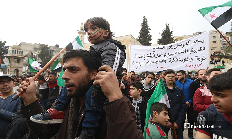 مظاهرة في مدينة كفر تخاريم شمالي إدلب طالبت بعودة المهجرين وإسقاط النظام  - 6 آذار 2020 (عنب بلدي)