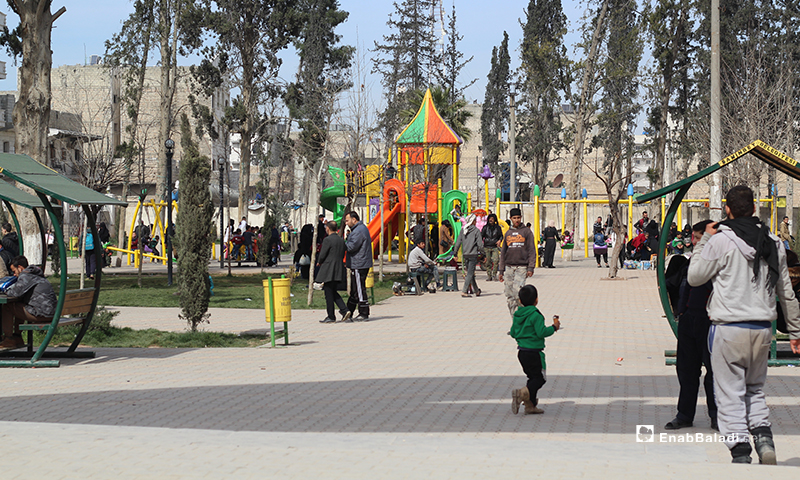 أطفال يلعبون في منتزه في مدينة الباب بريف حلب الشرقي- 7 من آذار (عنب بلدي)
