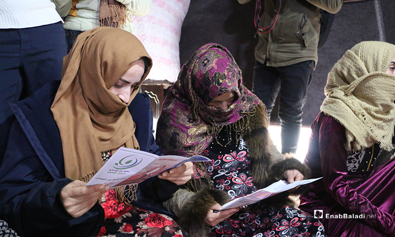 حملة منظمة "بادر" التطوعية لتوعية سكان مخيم في مدينة عفرين من أجل الوقاية من فيروس "كورونا المستجد"، عبر توزيع المنشورات- 18 من آذار (عنب بلدي)