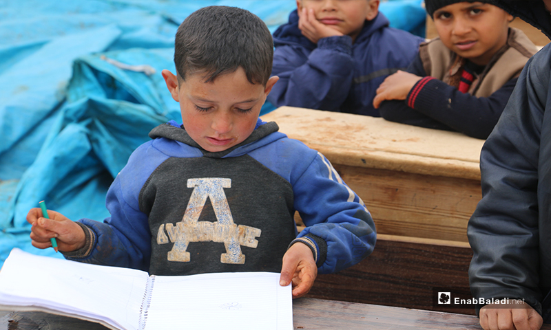 حالة المدرسة التي يتلقى فيها ١٥٠ طالب تعليمهم داخل خيمة مهترئة في مخيمات شرقي قرية كفرعروق شمالي إدلب- 14 من آذار (عنب بلدي)