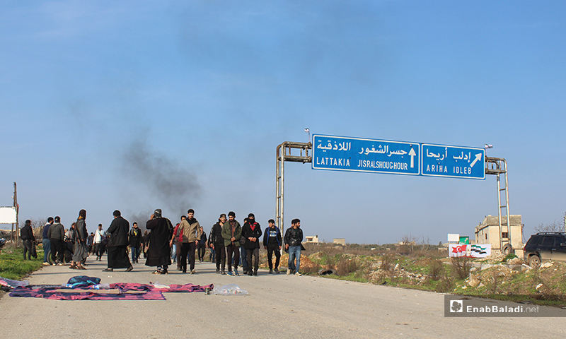 معتصمين على طريق حلب اللاذقية احتجاحجًا على تسيير الدوريات الروسية على الطريق - 15 من آذار2020 (عنب بلدي)