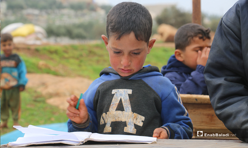 حالة المدرسة التي يتلقى فيها ١٥٠ طالب تعليمهم داخل خيمة مهترئة في مخيمات شرقي قرية كفرعروق شمالي إدلب- 14 من آذار (عنب بلدي)
