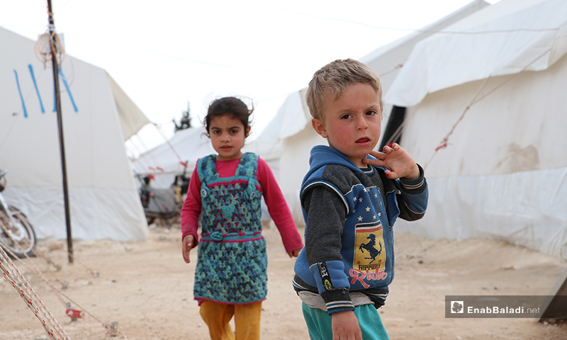 طفل وطفلة في مخيم الأزرق التابع لمدينة الباب بريف حلب- 25 من آذار (عنب بلدي)