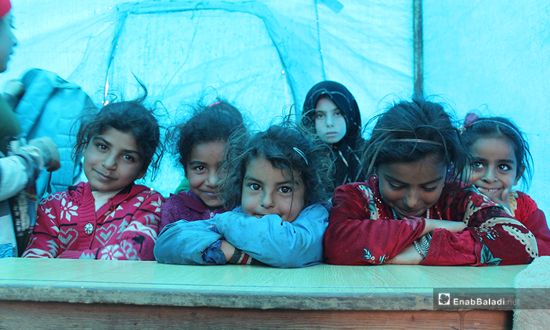 150 طالبًا وطالبة يتلقون تعليمهم داخل خيمة مهترئة في مخيمات شرقي قرية كفرعروق شمالي إدلب 12 من آذار 2020 (عنب بلدي)