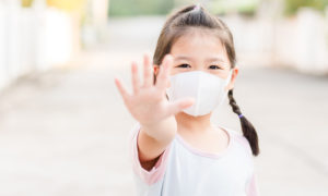 طفلة تلبس كمامات طبية واقية من الأمراض ومنها فيروس كورونا- (إنترنت/مجلة سيدتي)
