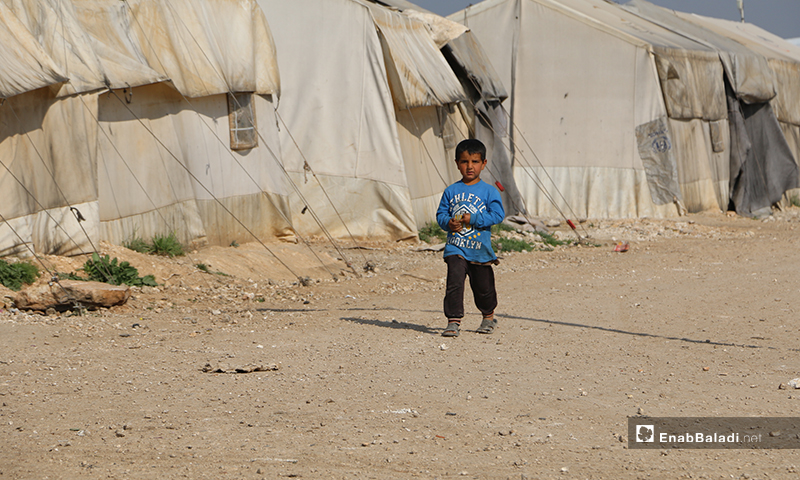 طفل ناح في مخيم الكعيبة بريف حلب الشمالي - 17 من آذار 2020 (عنب بلدي)