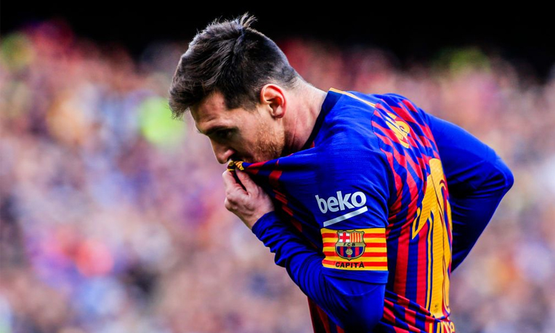 ميسي يقبل شعار برشلونة في ملعب الكامب نو- 30 من آذار 2019 (GETTY IMAGES)