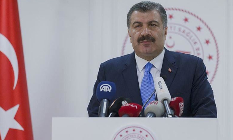 وزير الصحة التركي فخرالدين قوجة في إعلانه لإصابة المعتمر التركي-14 من آذار (الأناضول)