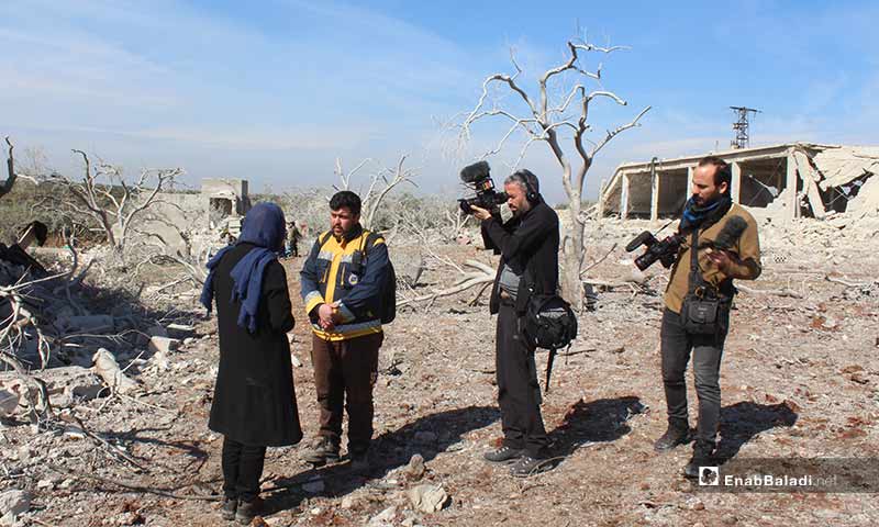 عدة قنوات أجنبية وتركية تغطي مجزرة مدينة معرة مصرين التي راح ضحيتها 15 مدنيًا في شمالي إدلب- 5 آذار (عنب بلدي)
