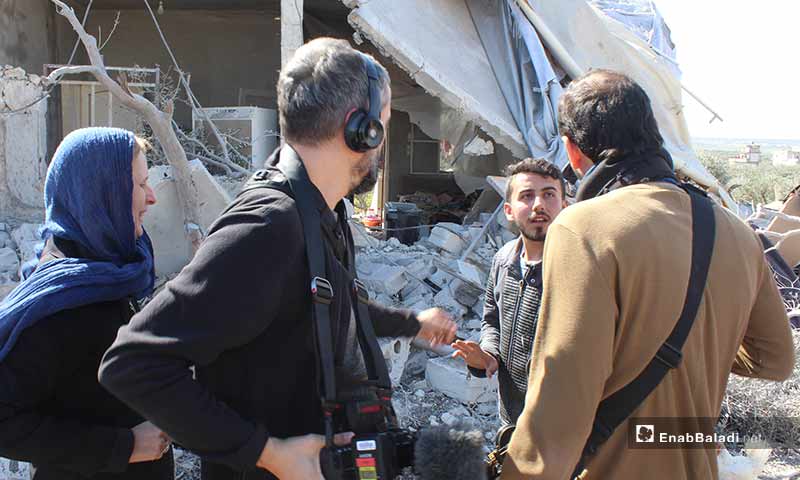 عدة قنوات أجنبية و تركية تغطي مجزرة مدينة معرة مصرين التي راح ضحيتها 15 مدنيًا في شمالي إدلب-5 آذار (عنب بلدي)