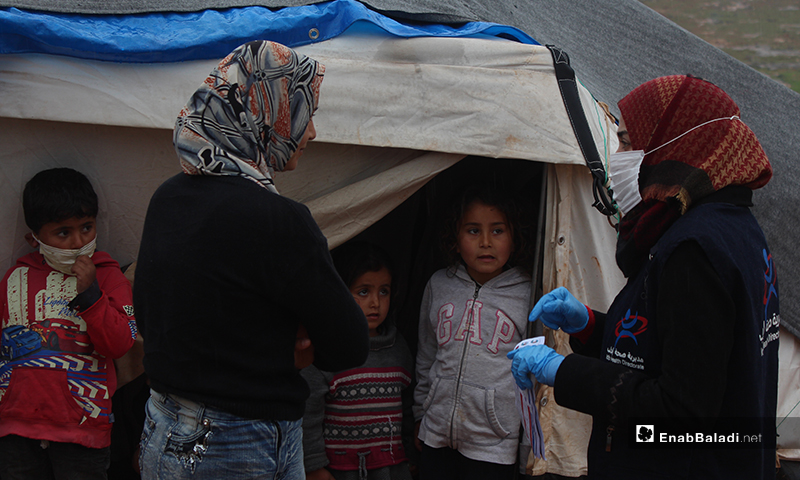 حملة توعية من أجل فيروس "كورونا المستجد" (كوفيد-19)، أجرتها مديرية الصحة في محافظة إدلب شمالي سوريا، بأماكن تواجد النازحن، خصوصًا المخيمات والمدارس الواقعة بقرية شيخ بحر وماحولها- 19 من آذار (عنب بلدي)