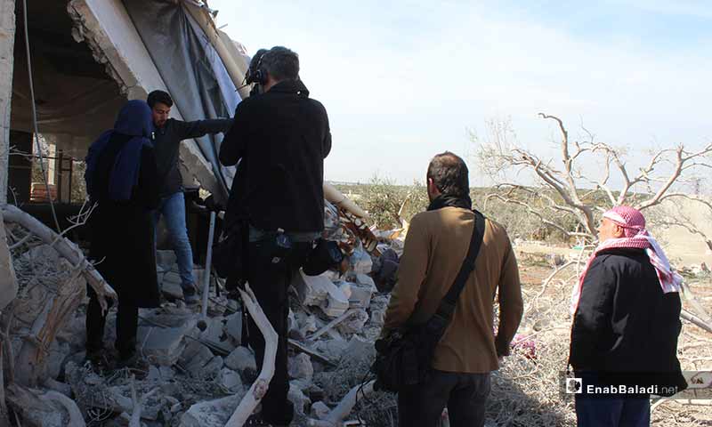 عدة قنوات أجنبية وتركية تغطي مجزرة مدينة معرة مصرين التي راح ضحيتها 15 مدنيًا في شمالي إدلب- 5 آذار (عنب بلدي)
