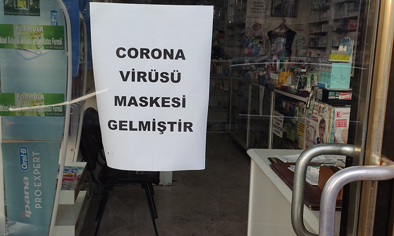 لافتة على واجهة إحدى الصيدليات في إسطنبول كتب عليها "جاءنا قناع واقي ضد فيروس كورونا"