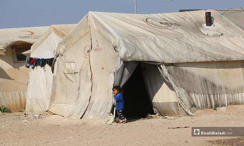 طفلة نازحة في مخيم الكعيبة بريف حلب الشمالي - 17 من آذار 2020 (عنب بلدي)