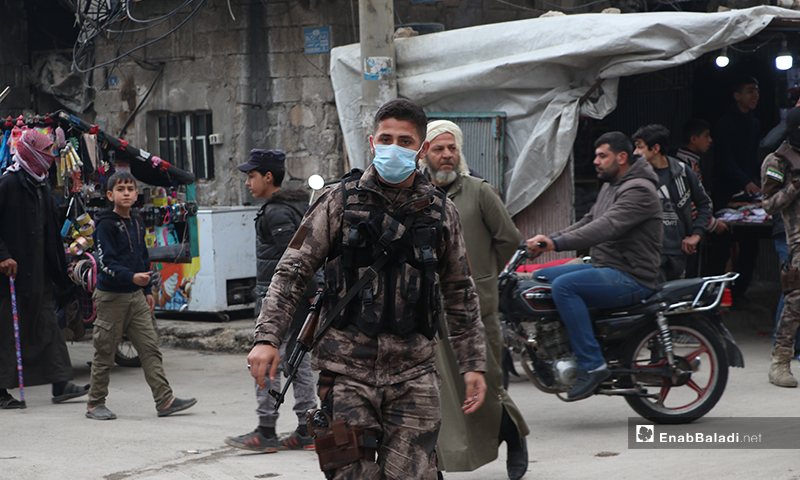 أفراد الضابطة والقوات الخاصة يرتدون أقنعة وقائية ضد فيروس "كورونا" بمدينة الباب- 28 من آذار (عنب بلدي).
