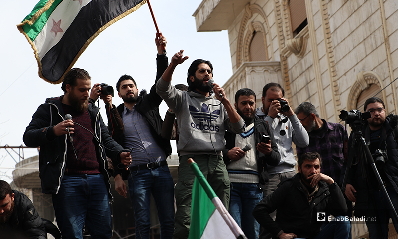 أهالي ونازحو مدينة الباب يتظاهرون دعمًا لـ "الجيش الوطني" وتأكيدًا على استمرارية الثورة- 6 من آذار 2020 (عنب بلدي)