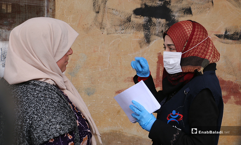 حملة توعية من أجل فيروس "كورونا المستجد" (كوفيد-19)، أجرتها مديرية الصحة في محافظة إدلب شمالي سوريا، بأماكن تواجد النازحن، خصوصًا المخيمات والمدارس الواقعة بقرية شيخ بحر وماحولها- 19 من آذار (عنب بلدي)