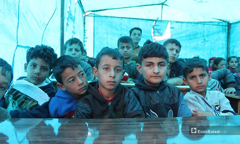 150 طالبًا وطالبة يتلقون تعليمهم داخل خيمة مهترئة في مخيمات شرقي قرية كفرعروق شمالي إدلب 12 من آذار 2020 (عنب بلدي)