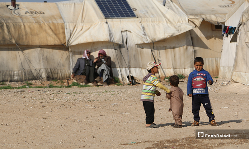 أطفال ناحون في مخيم الكعيبة بريف حلب الشمالي - 17 من آذار 2020 (عنب بلدي)