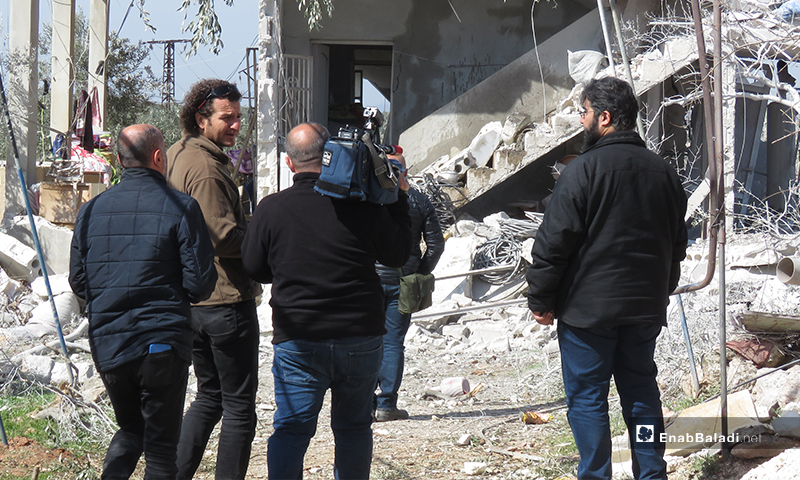 عدة قنوات أجنبية  و تركية تغطي مجزرة مدينة معرة مصرين التي راح ضحيتها 15 مدنيًا في شمالي إدلب-5 آذار (عنب بلدي)
