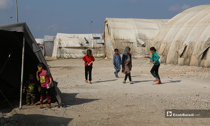 أطفال نازحون في مخيم الكعيبة بريف حلب الشمالي - 17 من آذار 2020 (عنب بلدي)