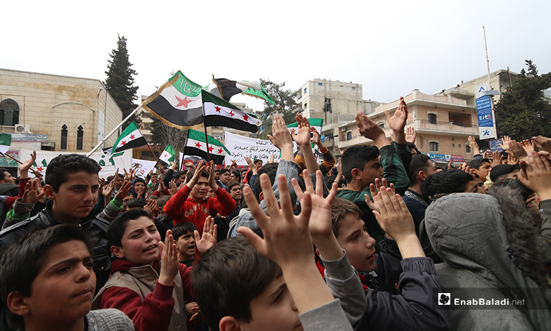 مظاهرة في مدينة كفر تخاريم شمالي إدلب طالبت بعودة المهجرين وإسقاط النظام  - 6 آذار 2020 (عنب بلدي)