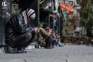 مجموعة من الشباب يبحثون عن عمل في ساحة عرنوس بدمشق- 19 من شباط 2019 (عدسة شاب دمشقي)