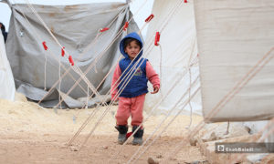 طفل بين الخيام في مخيم الأزرق التابع لمدينة الباب بريف حلب- 25 من آذار (عنب بلدي)