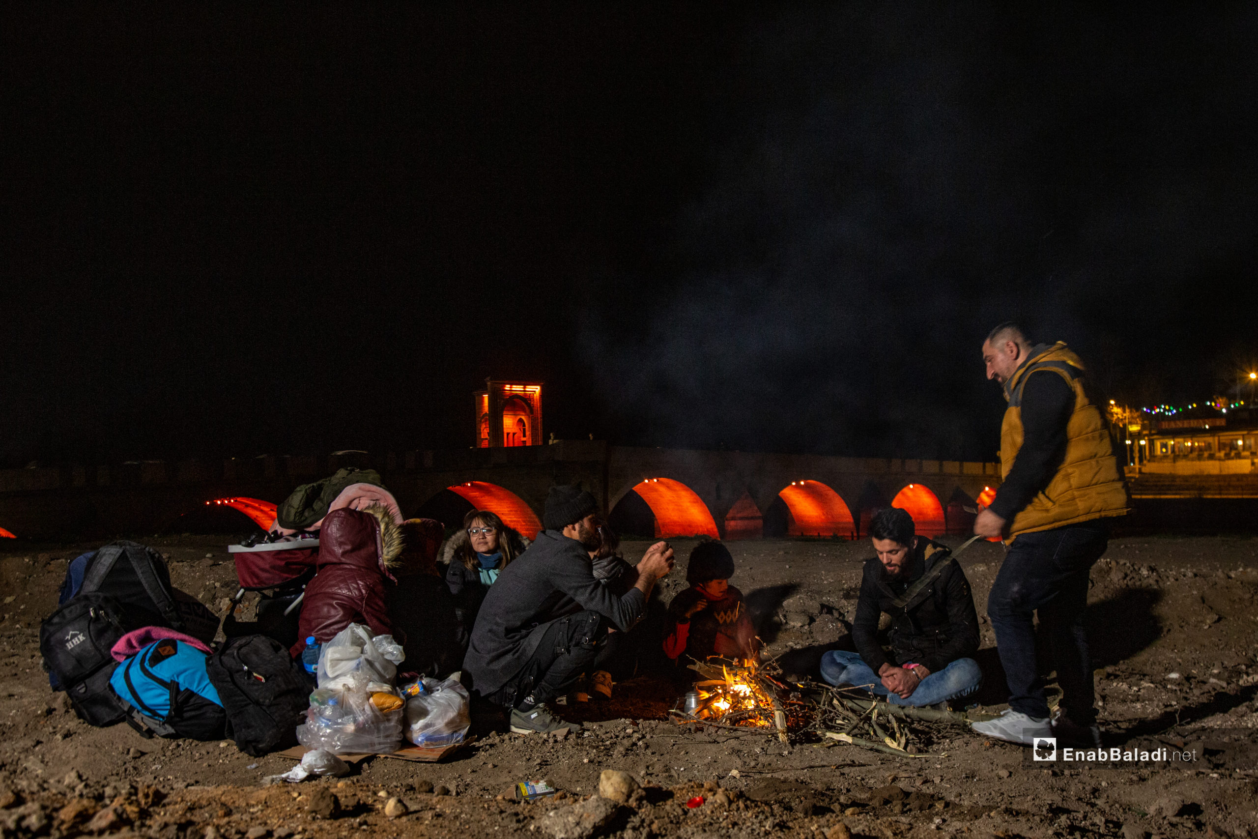 مهاجرون ينتظرون فتح الحدود اليونانية - بازار كوليه في ولاية ادرنة على الحدود التركية اليونانية 4 آذار 2020 (عنب بلدي)