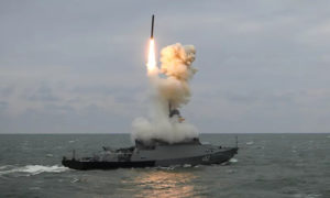 سفينة روسية تطلق صاروخ كاليبر (سبوتنيك)