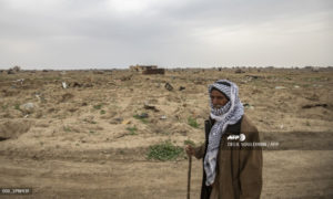 مسن في بلدة الباغوز بعد عام من خروج تنظيم 