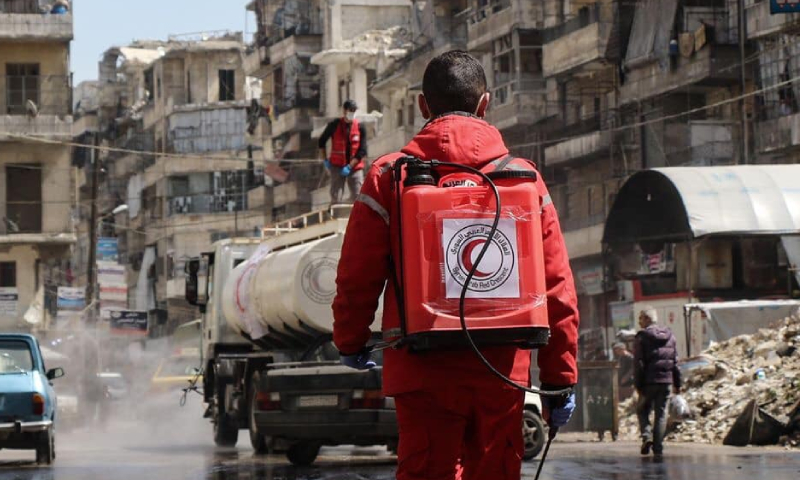 عنصر من الهلال الأحمر خلال عمليات التعقيم في سوريا - 27 آذار 2020 (الهلال الأحمر السوري)