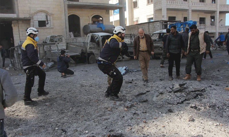 فرق الدفاع المدني وهي تنتشل الضحايا جراء المجزرة في إدلب- 3 من آذار (الدفاع المدني/فيس بوك)