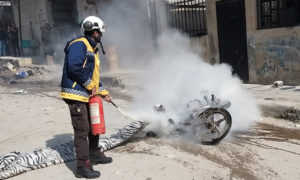 عنصر في الدفاع المدني يطفئ نار اشتعلت بدراجة نارية تنيجة انفجار عبوة ناسفة بالقرب منها وسط عفرين - 8 من آذار 2020 (الدفاع المدني)