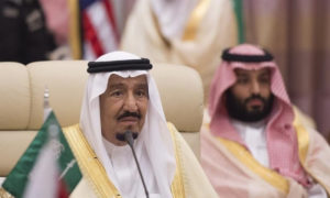 الملك السعودي، سلمان بن عبدالعزيز، وخلفه ولي العهد ابنه محمد بن سلمان. (صفحات محلية)