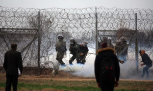 قوات الأمن اليونانية تطلق الغاز المسيل للدموع لمنع تدفق المهاجرين عبر حدودها مع تركيا - 4 آذار 2020 (الأناضول)